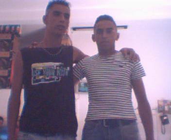 se llama moha tambien  es mi amigo  y le llamamos chmli